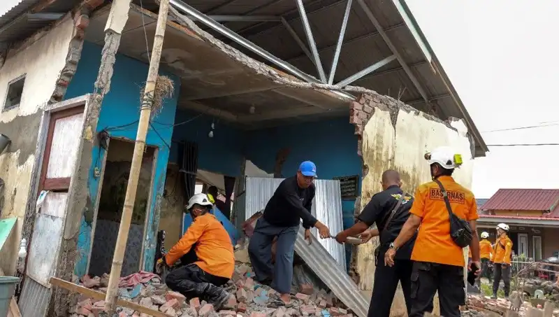 Endonezya’da Şiddetli Deprem: 5,7 Büyüklüğünde Sarsıntı 8 Evi Yıktı