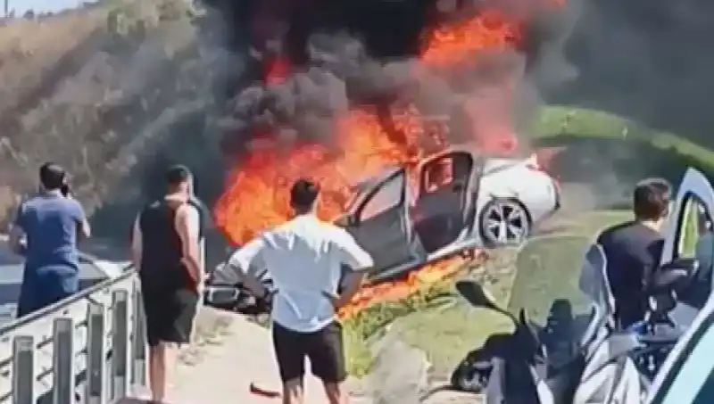 TEM Otoyolu'nda Kazaya Karışan Araç Kül Oldu