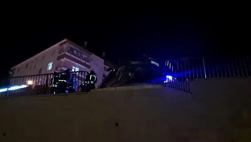 Kontrolden Çıkan Araç Bariyere Çarpıp Asılı Kaldı: Detaylar Şok Edici!