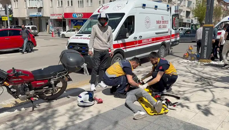 Aksaray'da Motosiklet Kazası: İki Kişi Yaralandı, Olay Anı Kamerada