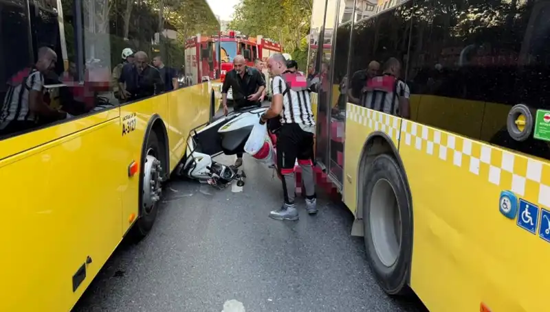 Motosiklet, İETT Otobüslerinin Arasında Sıkıştı: Korku Dolu Anlar!