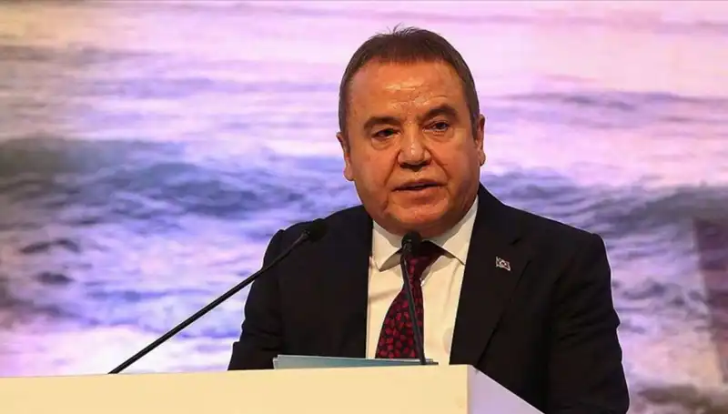 Antalya'nın Sevilen Lideri Muhittin Böcek: Hayatı ve Başarıları