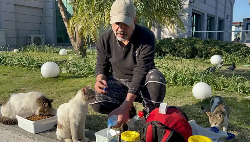 59 Yaşındaki Adamın Günde 8 Kilometre Yürüyüşü: Merhametiyle Kalpleri Fethetti