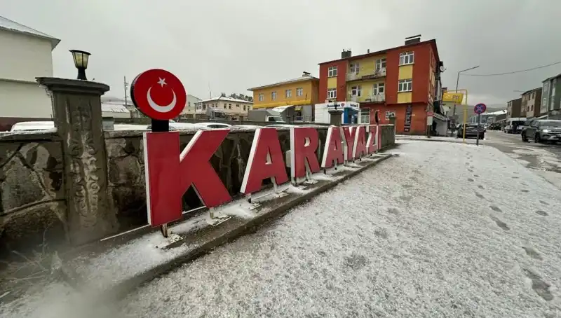 Şok Edici Hava Durumu: Temmuzda Yollar Karla Kaplandı, Sürücüler Çaresiz Kaldı