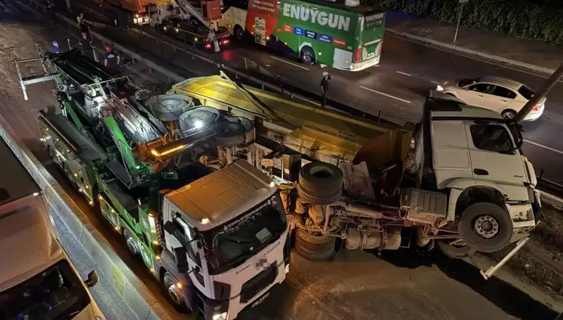 Devrilen Hafriyat Kamyonu, Şehir Trafiğini Felç Etti ve Kurtarma Çalışmaları Başladı
