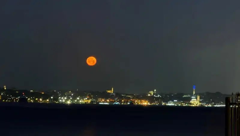 İstanbul'da Çilek Dolunayı: Büyüleyici Görüntüler ve Doğa Şöleni
