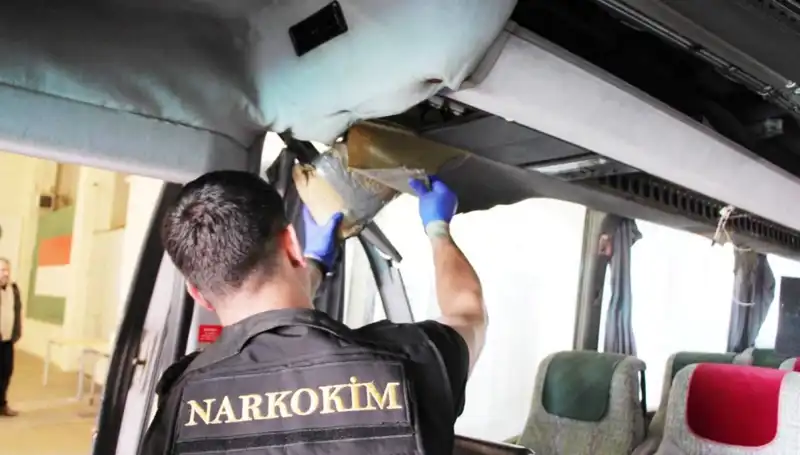 Sınırdaki Otobüs Kontrolünde Şok: 77 Kilo Uyuşturucu Ele Geçirildi