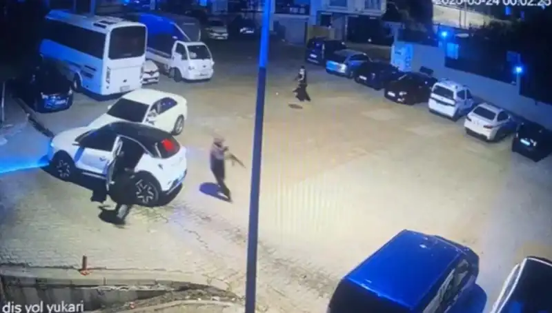 Kağıthane'de Kalaşnikovlu Dehşet: Maskeli Saldırganlar Caddeyi Sarsıttı