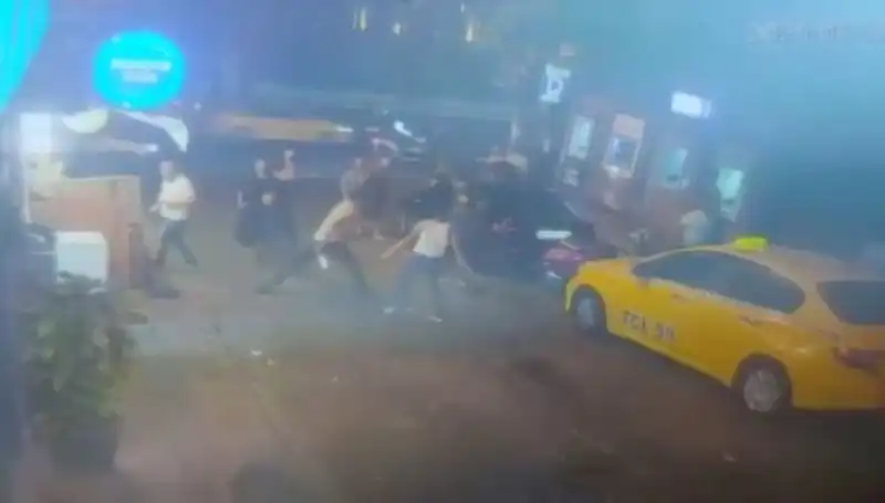 Beyoğlu'nda Patlak Veren Laf Atma Kavgası Kanlı Bitti!