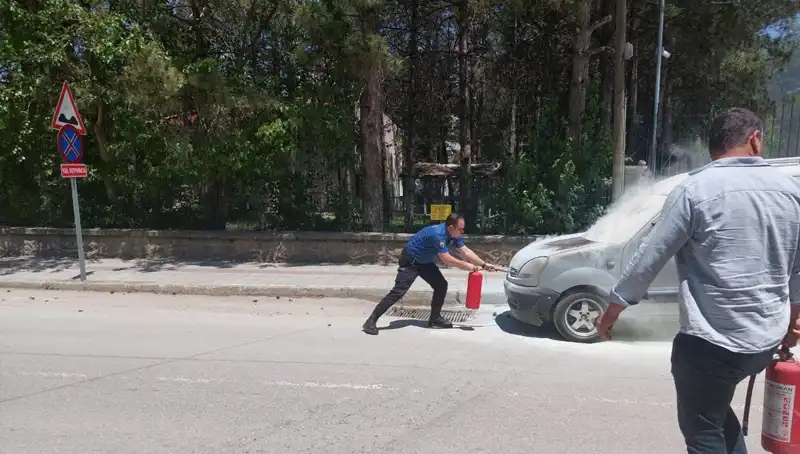 Emniyet Binası Önünde Yanan Araç, Polis Ekipleri Tarafından Kısa Sürede Söndürüldü