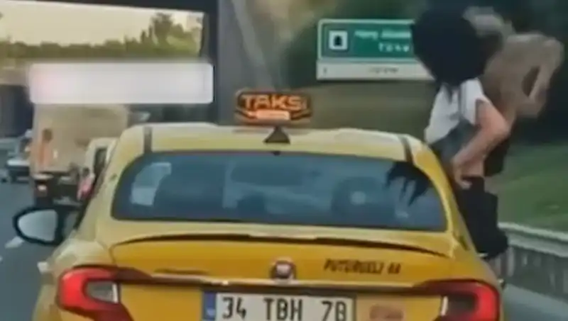 TEM Otoyolu'nda Sarsıcı Olay: Taksinin Camından Sarkan Gençler