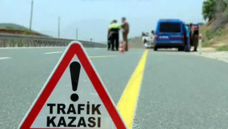 Ticari Araç ile Otomobil Çarpıştı: 5 Yaralı, Kaza Anı CCTV'ye Yansıdı