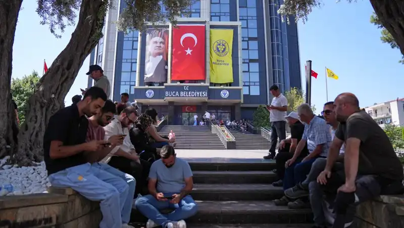 Ücretlerini Alamayan İşçiler, Hakkını Aramak İçin Oturma Eylemi Düzenledi