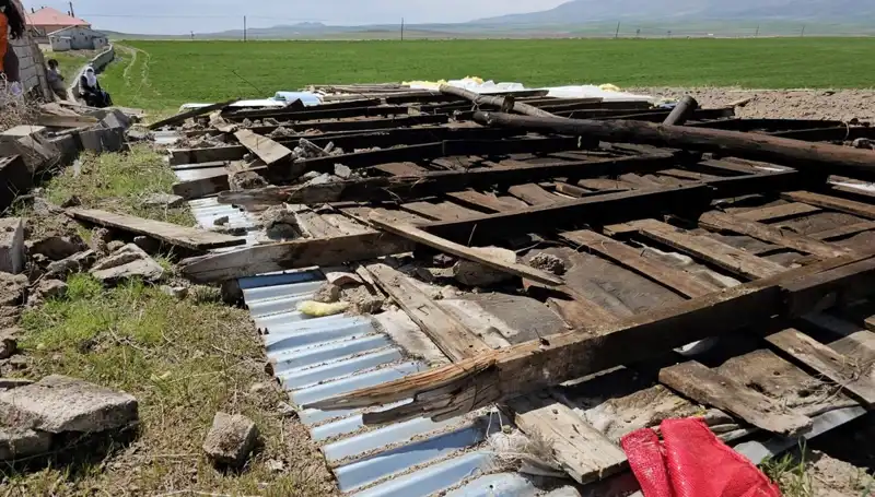 Bitlis'te Fırtına Alarmı: Çatılar Uçtu, Hayatı Olumsuz Etkiledi
