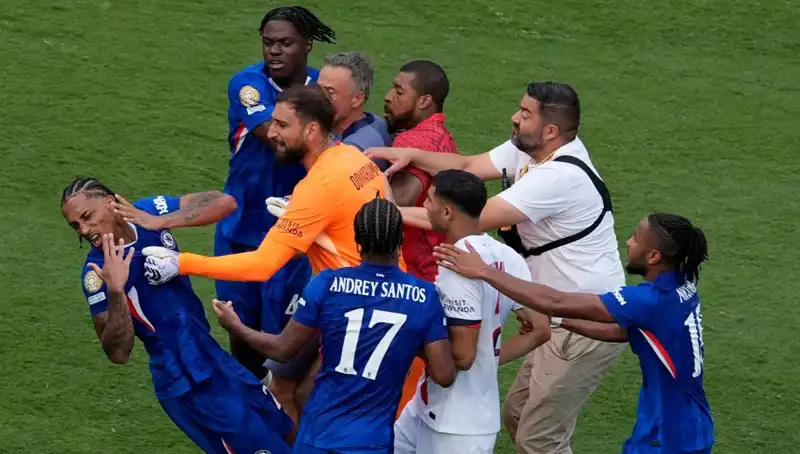 Dev Finalde Şok! Teknik Direktörden Futbola Yumruk Atan Anlar