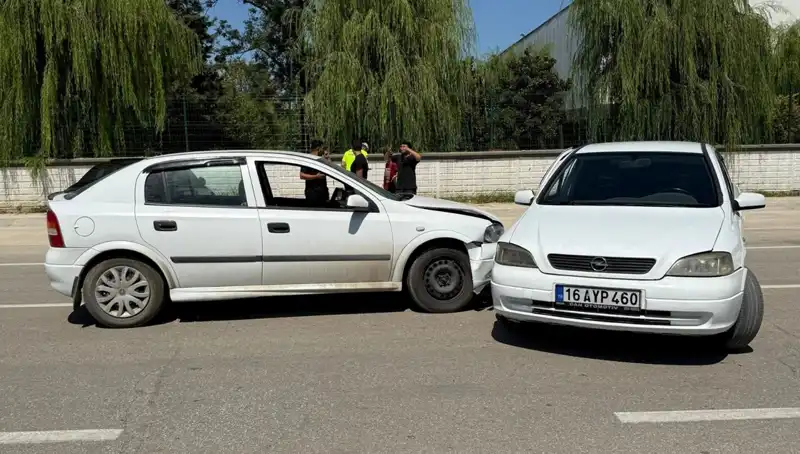 İki Otomobil Çarpıştı: Kaza Sonrası Yaralılar Hastaneye Kaldırıldı!