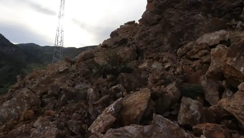 Erzurum'da Heyelan: Dev Kayalar Yolu Ulaşıma Kapandı, Vatandaşlar Tedirgin!