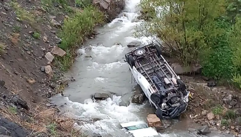 Hakkari'de Feci Minibüs Kazası: 2 Ölüm, 3 Yaralı