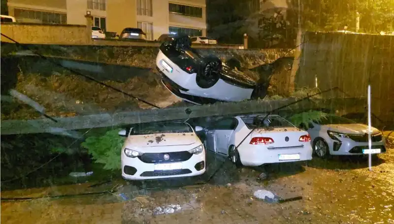 Zamanla Yarışan Duvar: Mahallede Büyük Çöküş, Araçlar Pert Oldu!