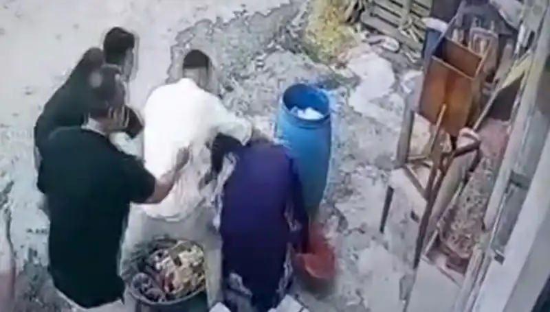 Başakşehir'de Yaşanan Şok Olay: Baba ve Oğulun Darbettiği Kadın Hastaneye Kaldırıldı
