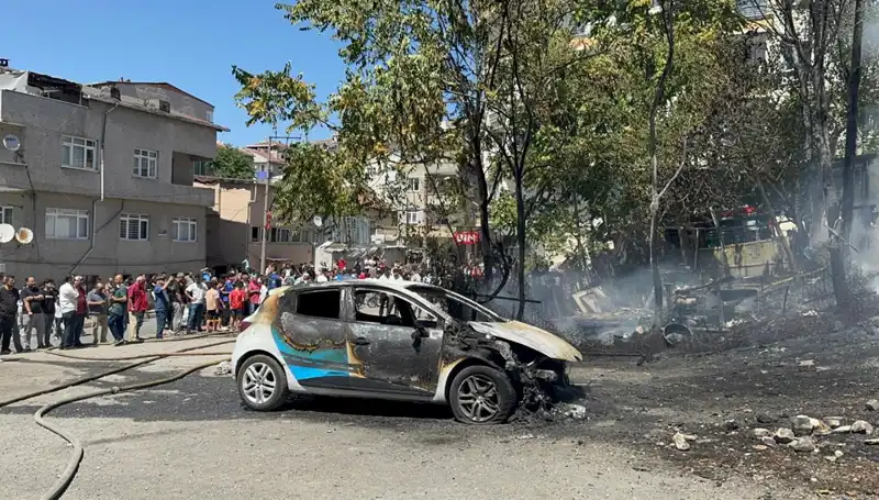 Gecekondudaki Yangın, Park Halindeki Araçta Büyük Hasara Neden Oldu