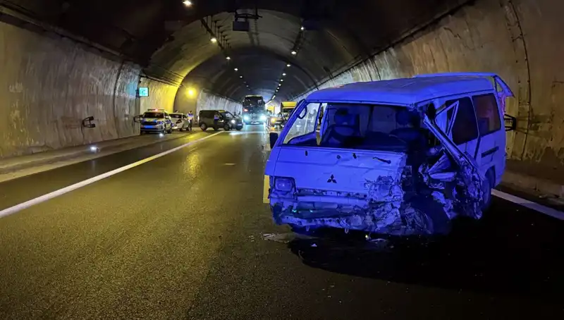 TEM Otoyolu'nda Yaşanan Zincirleme Kaza: Yaralılar ve Trafik Kaosu